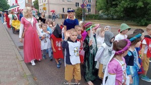 Barwnym korowodem rozpoczął się XXI Międzynarodowy Festiwal Kultury Dawnej w Malborku. Wideo i zdjęcia