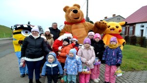 Dzieci z Gminy Stare Pole odwiedził św. Mikołaj z bajkową ekipą. Wideo i zdjęcia