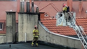 Pożar sadzy w kominie – interwencja strażaków na ul. Sienkiewicza w Malborku. Wideo i zdjęcia