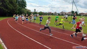 Biegające Smyki, Urwipołcie i Małolaty ? sportowy dzień w Starym Polu. Wideo i zdjęcia