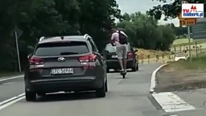 Niebezpieczna jazda hulajnogą elektryczną na DK22 w Malborku - policja wszczęła postępowanie. Zobacz wideo