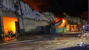 Pożar hali sortowni w Elblągu. Zakład spłonął doszczętnie, ale nikt nie ucierpiał. [wideo, zdjęcia]