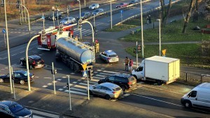 Kolizja na skrzyżowaniu Placu Słowiańskiego i al. Rodła. Mandat w wysokości 2000 zł i 10 punktów karnych. Zobacz wideo.