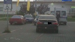 Na wpół niepełnosprawny na parkingu