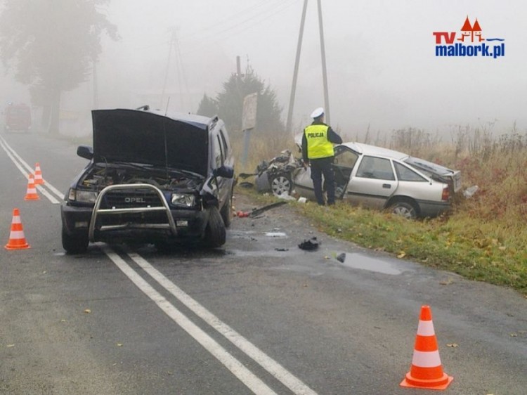 Czołowe zderzenie dwóch samochodów osobowych