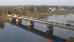 MALBORK: MĘŻCZYZNA CHCIAŁ SKOCZYĆ Z MOSTU. STRAŻNICY MIEJSCY URATOWALI MU ŻYCIE - 06.10.2014
