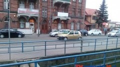 JAK SIĘ CHCE TO MOŻNA.ZAPARKOWANE AUTO NA WYSEPCE ROZDZIELAJĄCEJ PASY RUCHU W MALBORKU NA UL.MICKIEWICZA -17.12.2014