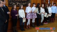 MALBORK: BURMISTRZ MAREK CHARZEWSKI PRZYZNAŁ STYPENDIA NAJLEPSZYM UCZNIOM – 24.02.2015