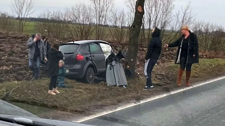 Chlebówka. Samochód wypadł z drogi i uderzył w drzewo. Dwie osoby&#8230;