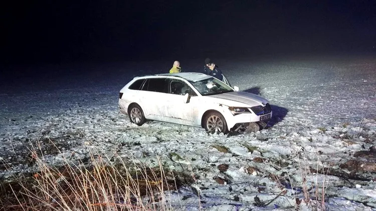 Gmina Lichnowy. Porzucony samochód w polu i nocne poszukiwania kierowcy.