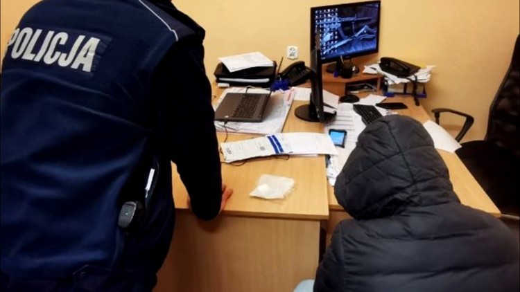 Dzierzgoń. Miał przy sobie narkotyki – grozi mu do 3 lat więzienia.