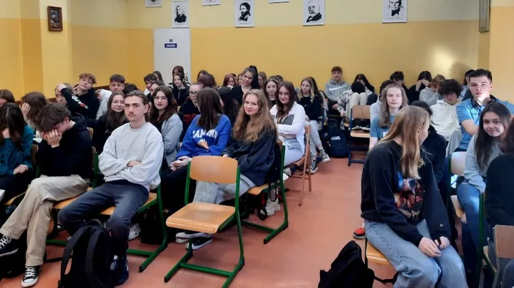 Malbork. Spotkanie uczniów II LO z radcą prawnym.