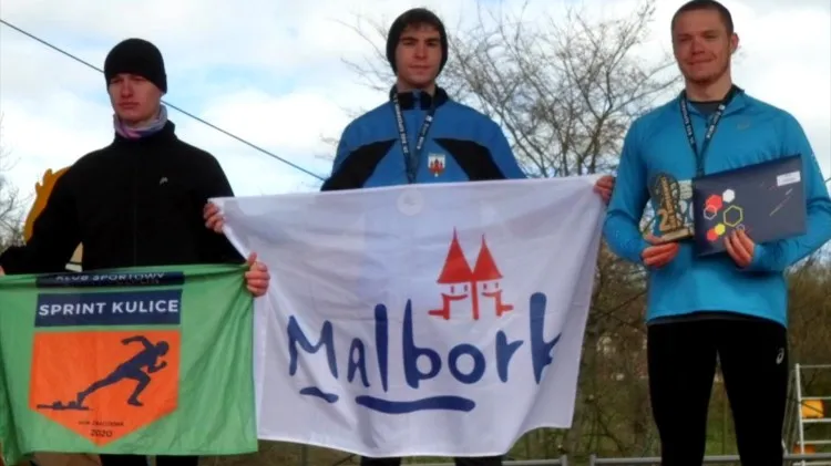 Malbork. Oskar Wąsik na podium Biegu Szpęgawskiego.