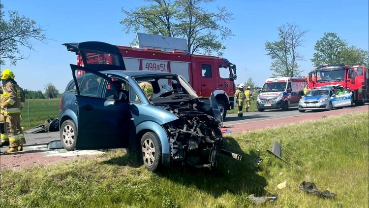 Powiat nowodworski. Czołówka dwóch pojazdów w Dworku – poszkodowana zabrana przez LPR.