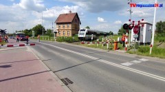 Przejazd kolejowy na ul. de Gaulle'a w Malborku z rogatkami i sygnalizacją świetlną. Zobacz wideo 23.05.2023
