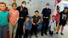 Malbork. Z okazji Dnia Dziecka policjantki odwiedziły dzieci w szpitalu.