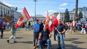 Tłumy na ulicach w Warszawie - Malbork na Wielkim Marszu w stolicy! 