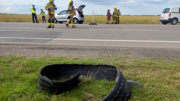 Wybuch opony w pojeździe ciężarowym, kot na drzewie i kolizje drogowe…
