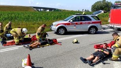 Powiat nowodworski. Wypadek masowy z udziałem autobusu i pojazdu dostawczego w Kmiecinie – ćwiczenia strażaków.