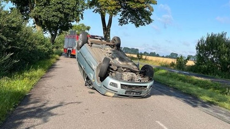 Lichnowy. Zaśnięcie kierującej prawdopodobną przyczyną dachowania…