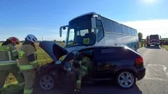 Rybina. Kolizja drogowa z udziałem autobusu i dwóch osobówek.