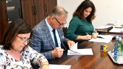 Powiat nowodworski. Wkrótce przebudowa drogi w Płoninie – podpisano stosowną umowę.
