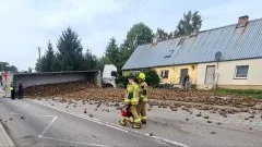 Powiat sztumski. Ciężarówka z burakami zablokowała drogę w Kołozębiu.