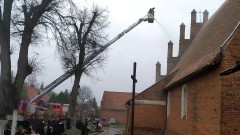 Miłoradz. Ćwiczenia strażackie na terenie kościoła.