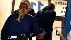 Malbork. Policyjny pościg ulicami miasta za skradzioną skodą – kierowca oraz pasażer porzucili pojazd i uciekali pieszo. 