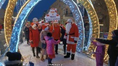 Malbork. Świąteczne spotkanie z Mikołajem i iluminacja miejskiej choinki. Wideo i zdjęcia