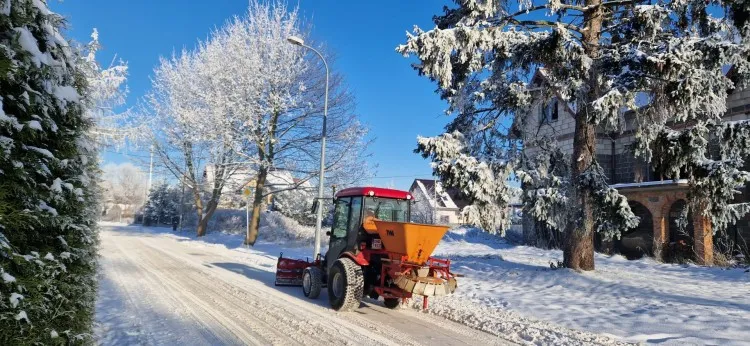 Gmina Sztutowo. Odśnieżanie dróg w okresie zimowym.