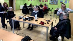 Gmina Malbork. Bezpłatnie strzyżenie seniorów – teraz przyszła kolej na sołectwo Stogi.