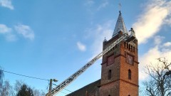 Luźne cegłówki na wieży kościelnej, pożar domku letniskowego i kontenerów na ubrania – tygodniowy raport malborskich służb mundurowych.