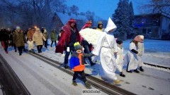 Gmina Miłoradz. Orszak Trzech Króli i wspólne kolędowanie mieszkańców w Kończewicach.