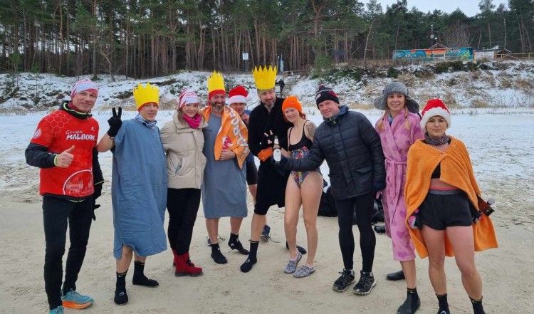 Morsy na plaży w Stegnie – styczniowa kąpiel w Bałtyku. 
