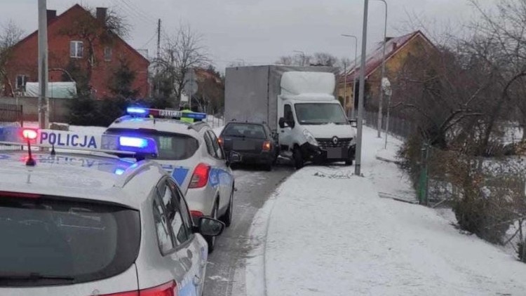 Powiat sztumski. Trudne zimowe warunki drogowe przyczyną kilku kolizji.