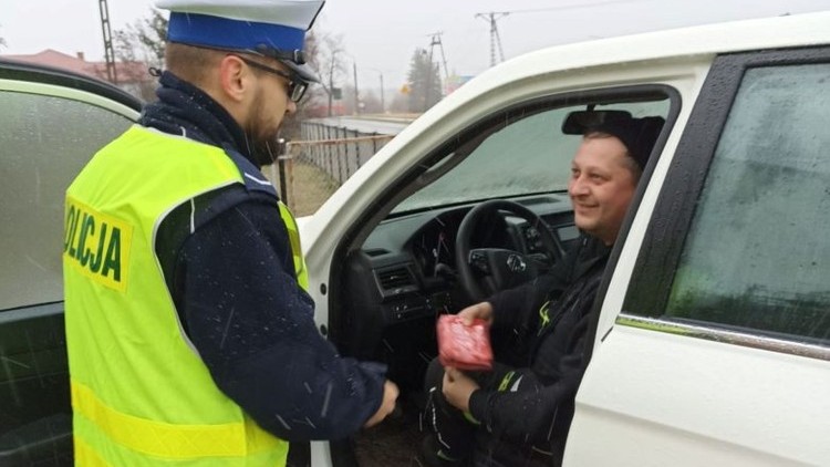 Sztum. Kierowcy dostali od policjantów apteczki samochodowe.