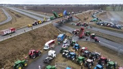 Rolnicy z Żuław blokują drogę ekspresową S7 w Kmiecinie. Zobacz wideo i fotorelację z drona - 20.02.2024. Protest Rolników!