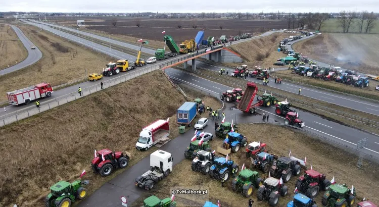 Rolnicy z Żuław blokują drogę ekspresową S7 w Kmiecinie. Zobacz wideo&#8230;