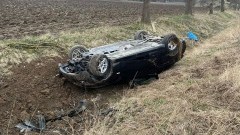 DK22. Nieprawidłowe wyprzedzanie przyczyną kolizji w Królewie – samochód dachował do przydrożnego rowu.