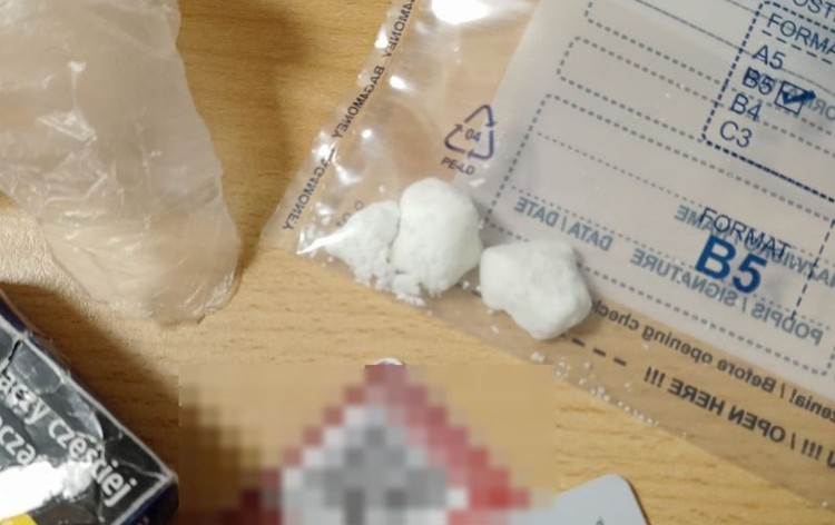 Malbork. Narkotyki schowane miał w opakowaniu po papierosach – grozi…
