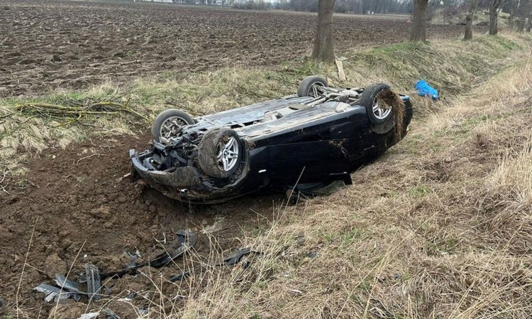 DK22. Nieprawidłowe wyprzedzanie przyczyną kolizji w Królewie – samochód…