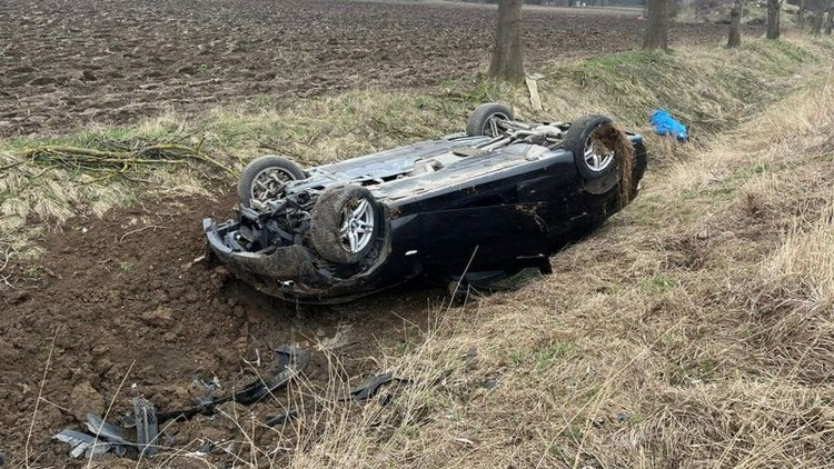 DK22. Nieprawidłowe wyprzedzanie przyczyną kolizji w Królewie – samochód dachował do przydrożnego rowu.
