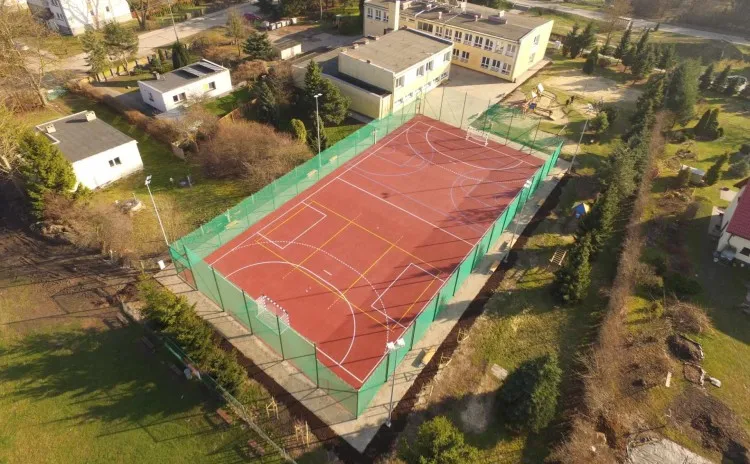 Przy Szkole Podstawowej w Kończewicach powstało wielofunkcyjne boisko.