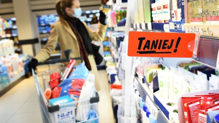 Polacy chcą tańszych zakupów przed świętami. Ponad 55 proc. oczekuje zaostrzonej walki pomiędzy dyskontami
