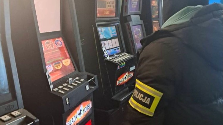 Powiat sztumski. Zabezpieczono nielegalne automaty do gier hazardowych i narkotyki.