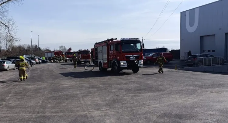 Powiat nowodworski. Pożar kontenera socjalnego - ćwiczenia strażaków&#8230;