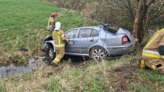 Powiat nowodworski. Samochód w przydrożnym rowie – troje dzieci trafiło do szpitala.