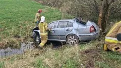 Powiat nowodworski. Samochód w przydrożnym rowie – troje dzieci trafiło&#8230;