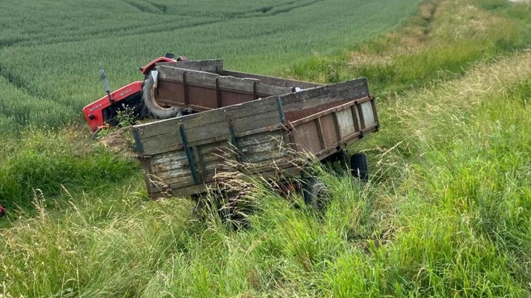 Powiat nowodworski. Kierowca wypadł z ciągnika i został przez niego…